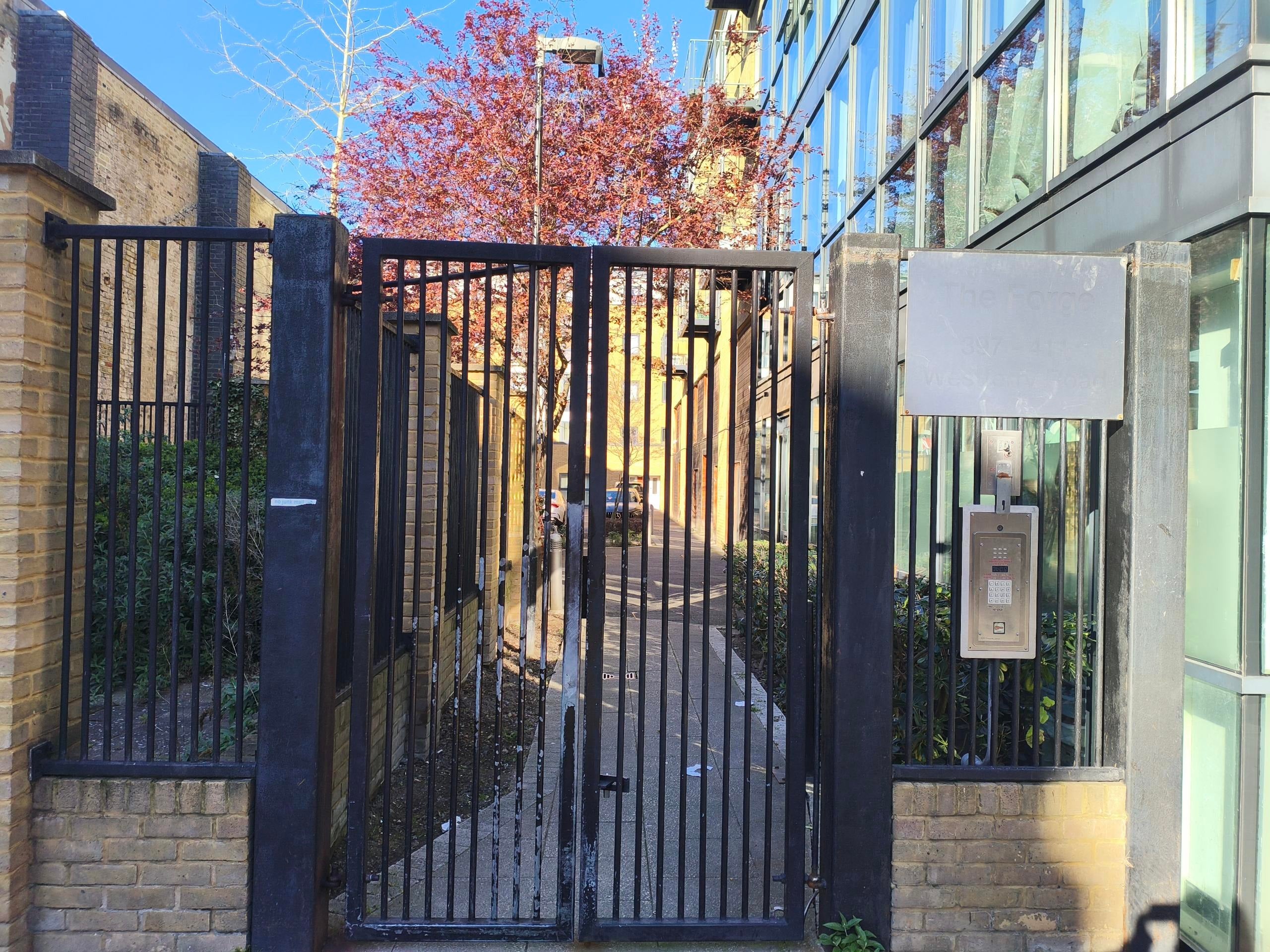Flat Westferry Road in Greater London