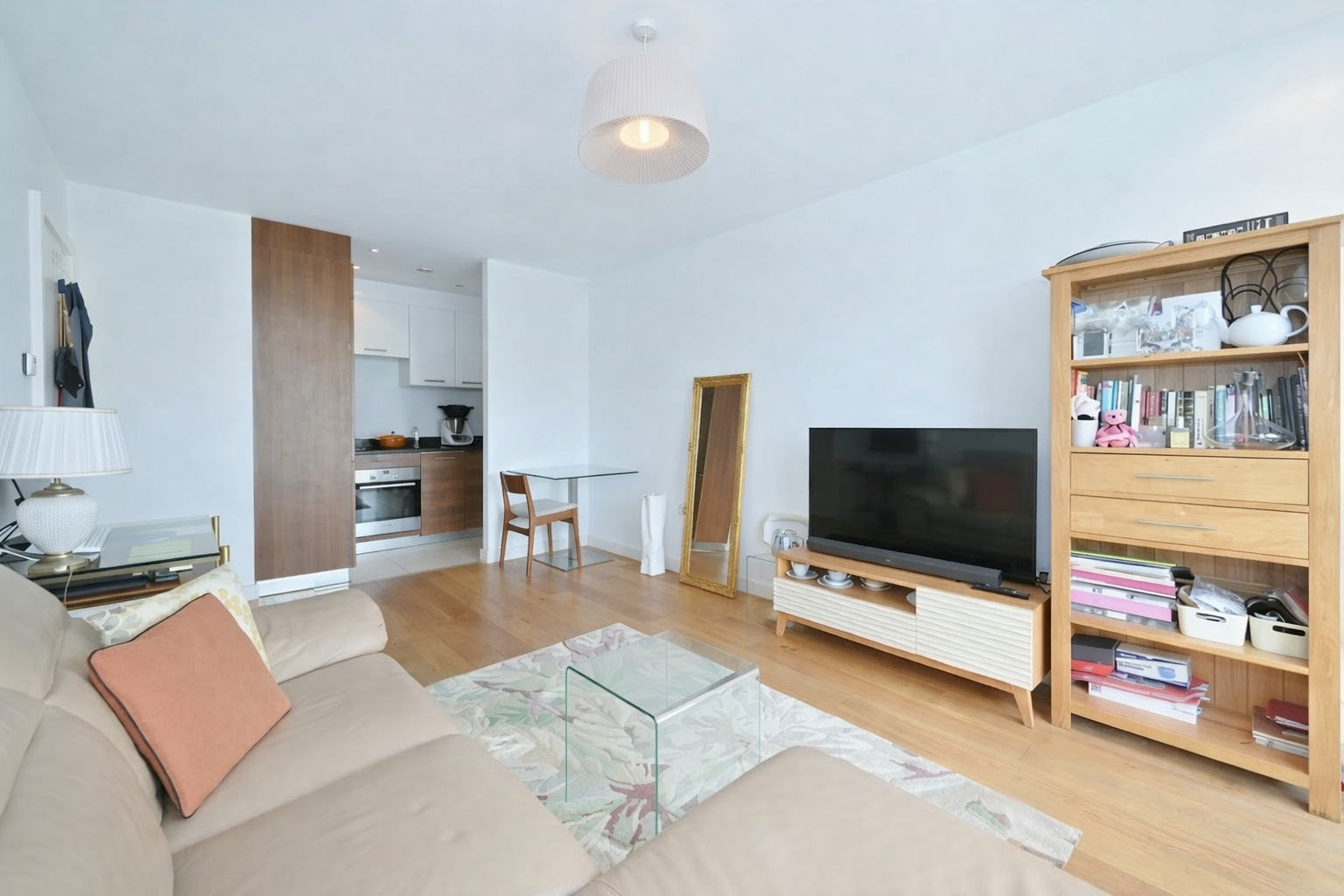 Flat Westferry Road in Greater London