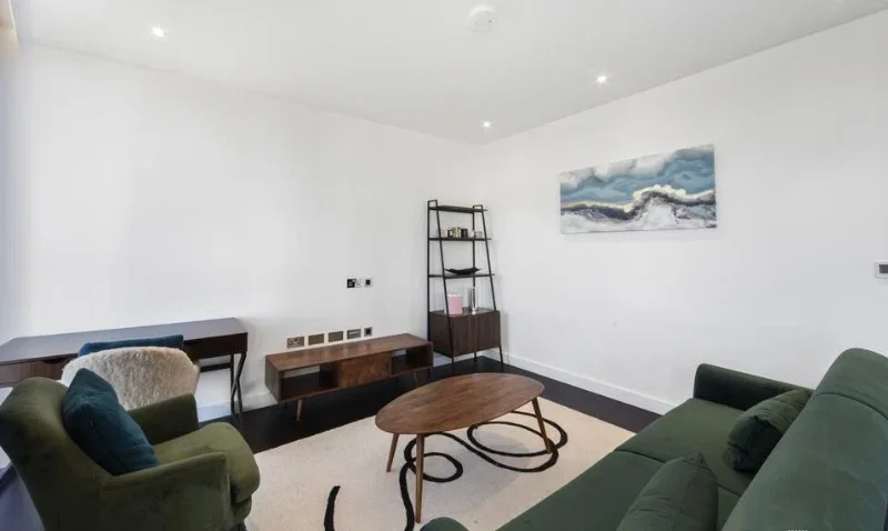 Flat Ponton Road in Greater London