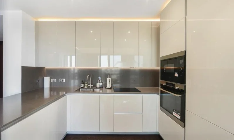 Flat Ponton Road in Greater London