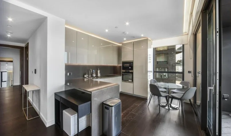 Flat Ponton Road in Greater London