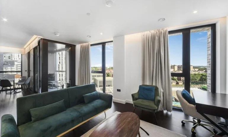 Flat Ponton Road in Greater London