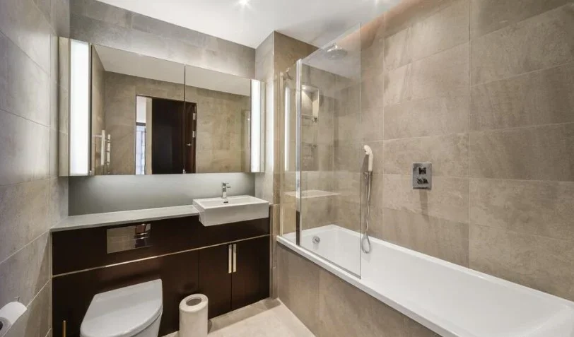 Flat Ponton Road in Greater London