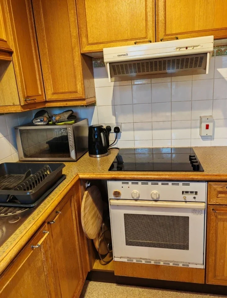 Room Holley Road in Greater London