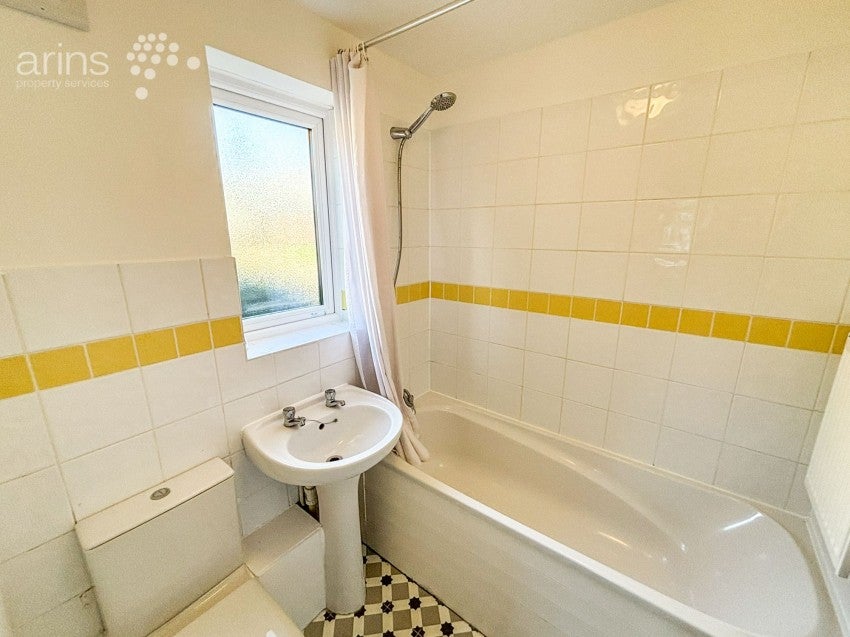 Flat Sturbridge Close in Reading