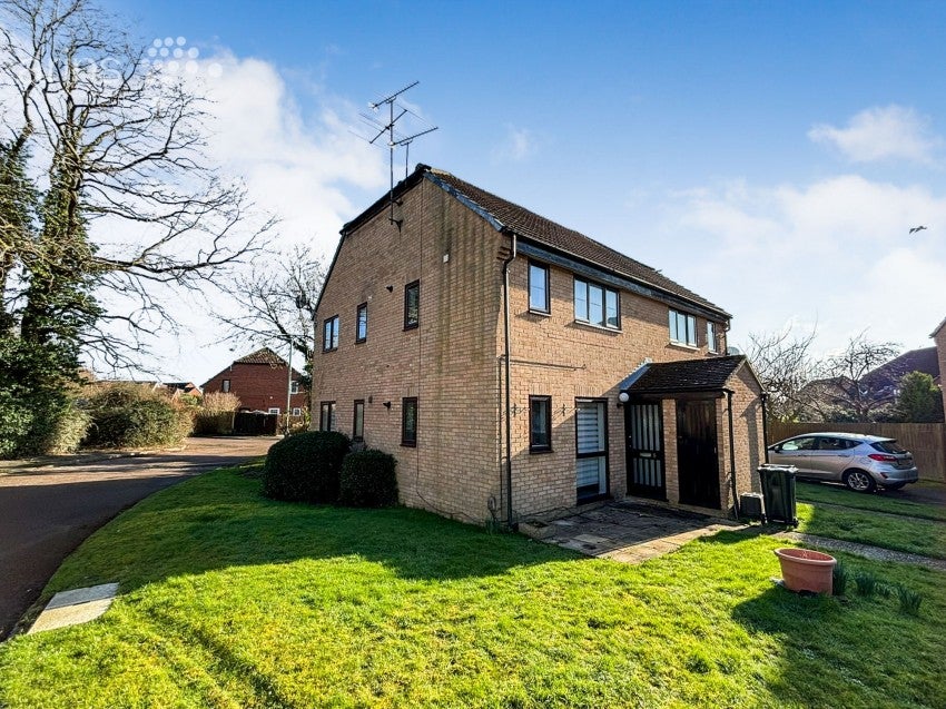 Flat Sturbridge Close in Reading