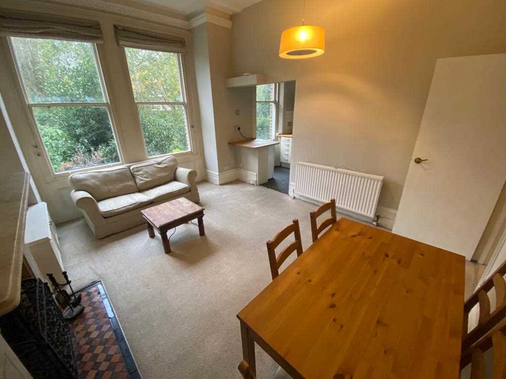 Flat Dalmeny Road in Greater London