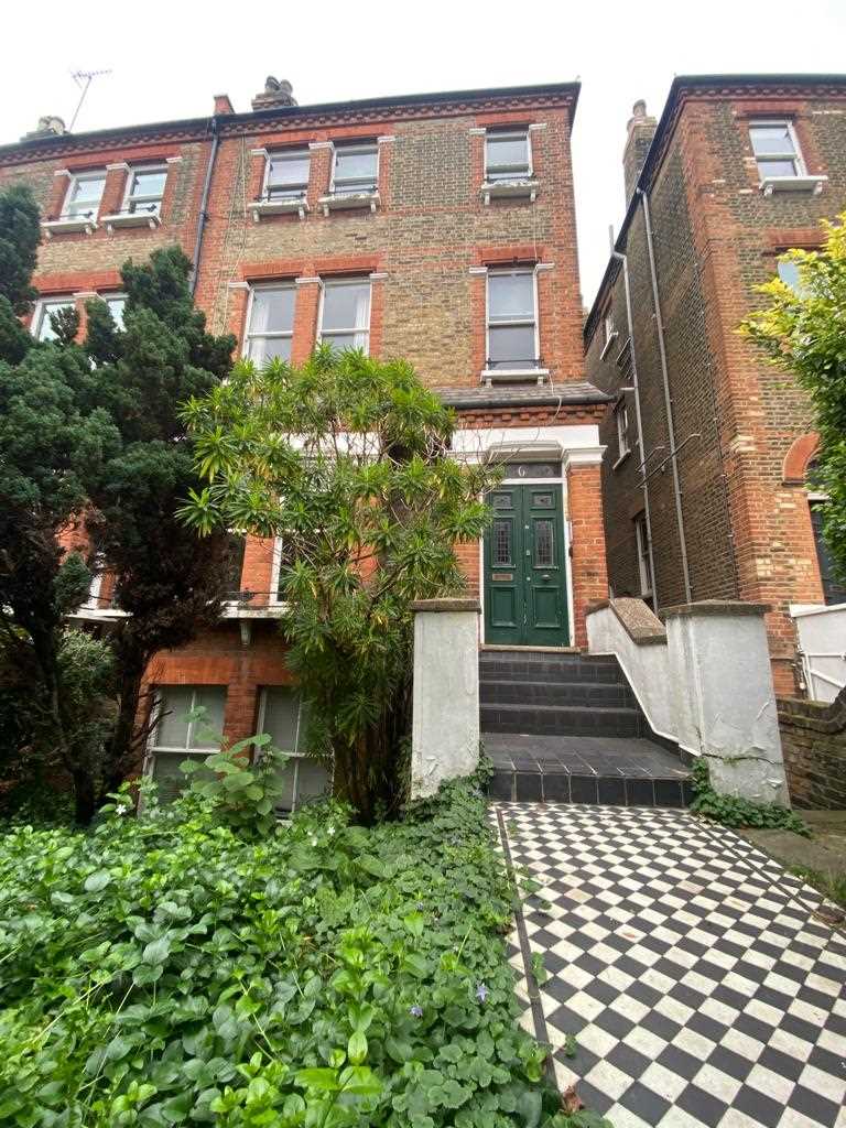 Flat Dalmeny Road in Greater London