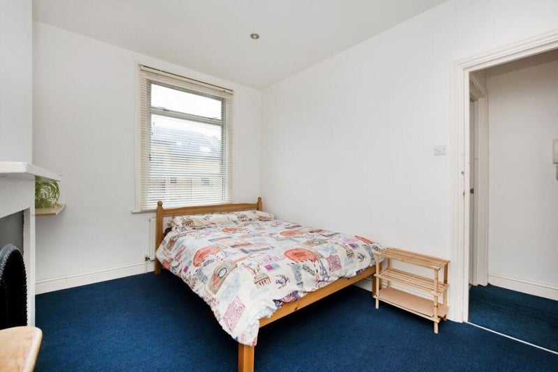 Room Endwell Road in Greater London