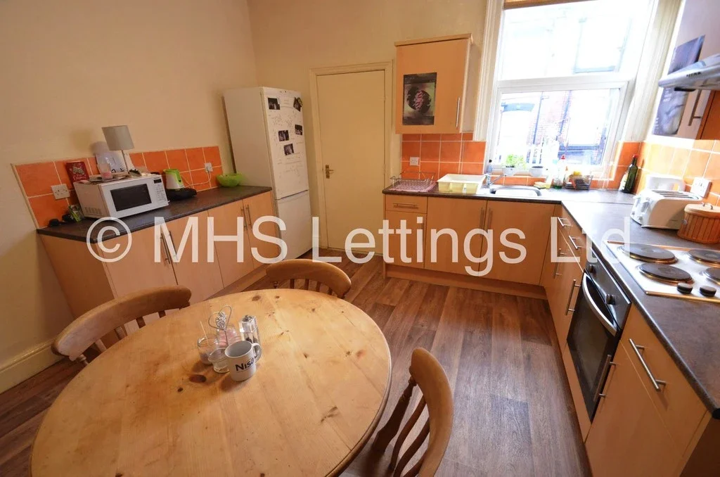 Room Back Hessle Mount in Leeds