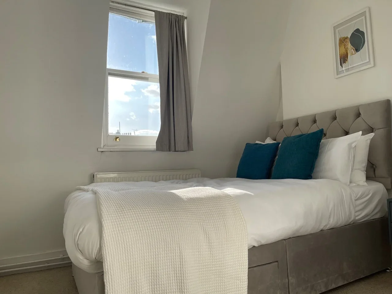 Flat Hazlitt Road in Greater London