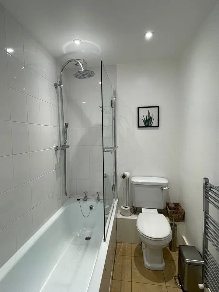 Flat Hazlitt Road in Greater London