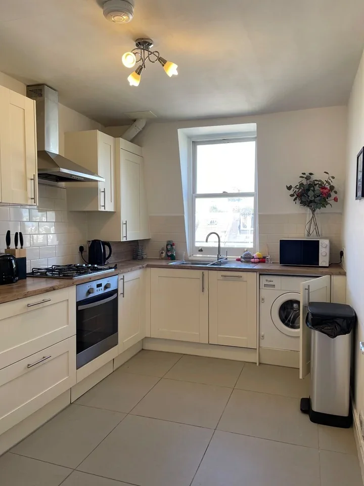 Flat Hazlitt Road in Greater London