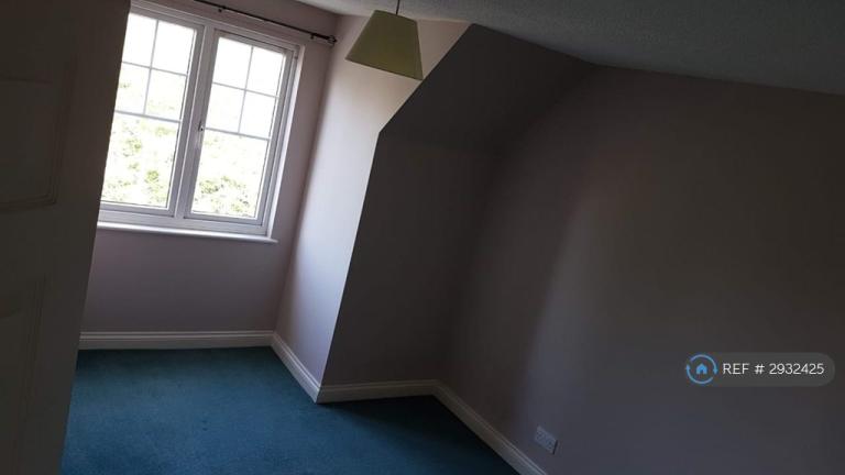 Flat Harbury Court in Newbury