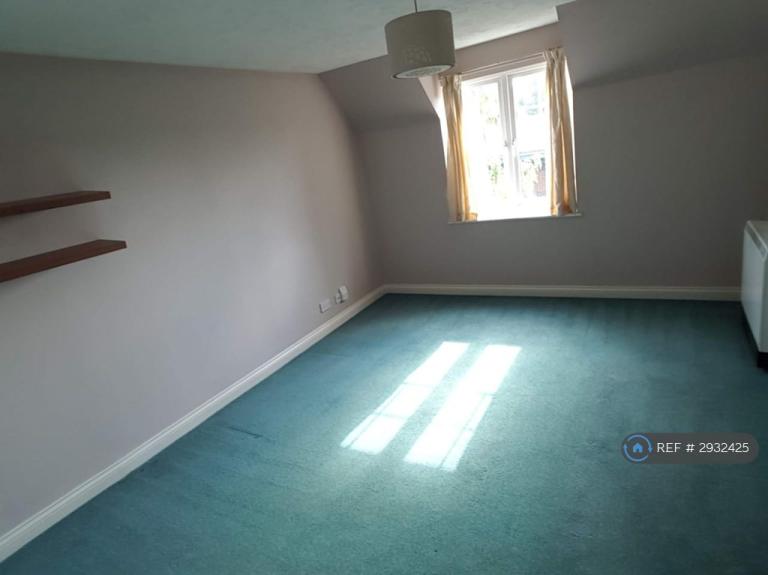Flat Harbury Court in Newbury