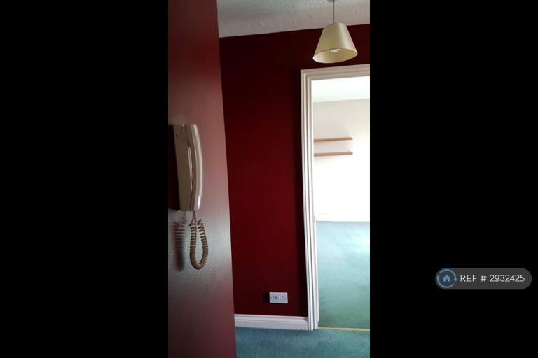 Flat Harbury Court in Newbury