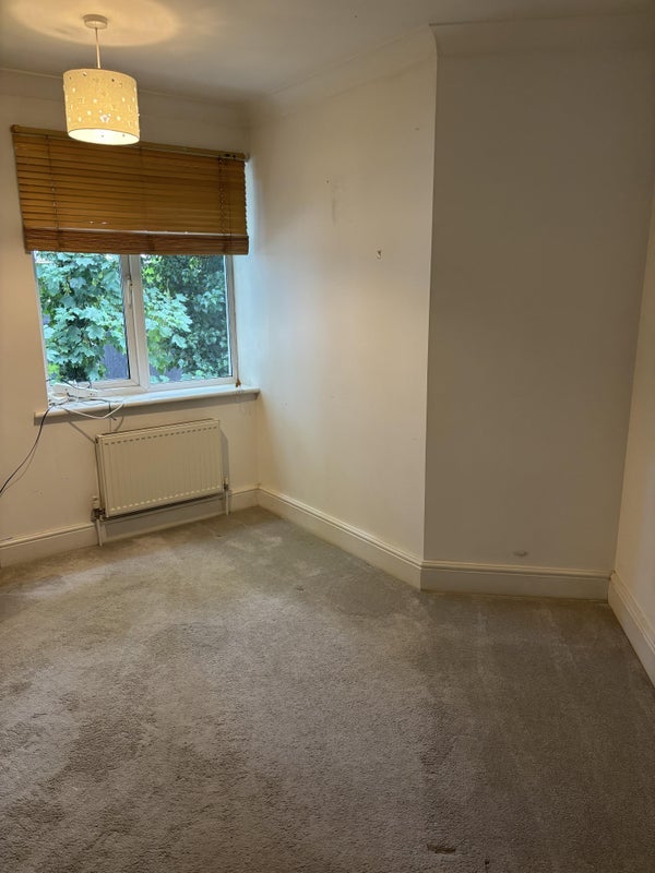 Room St Luke's Road in Tandridge