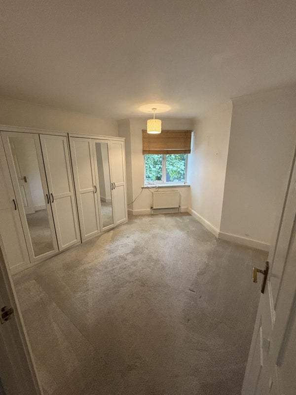 Room St Luke's Road in Tandridge