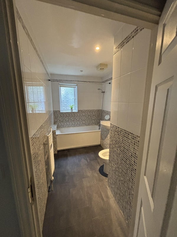 Room St Luke's Road in Tandridge