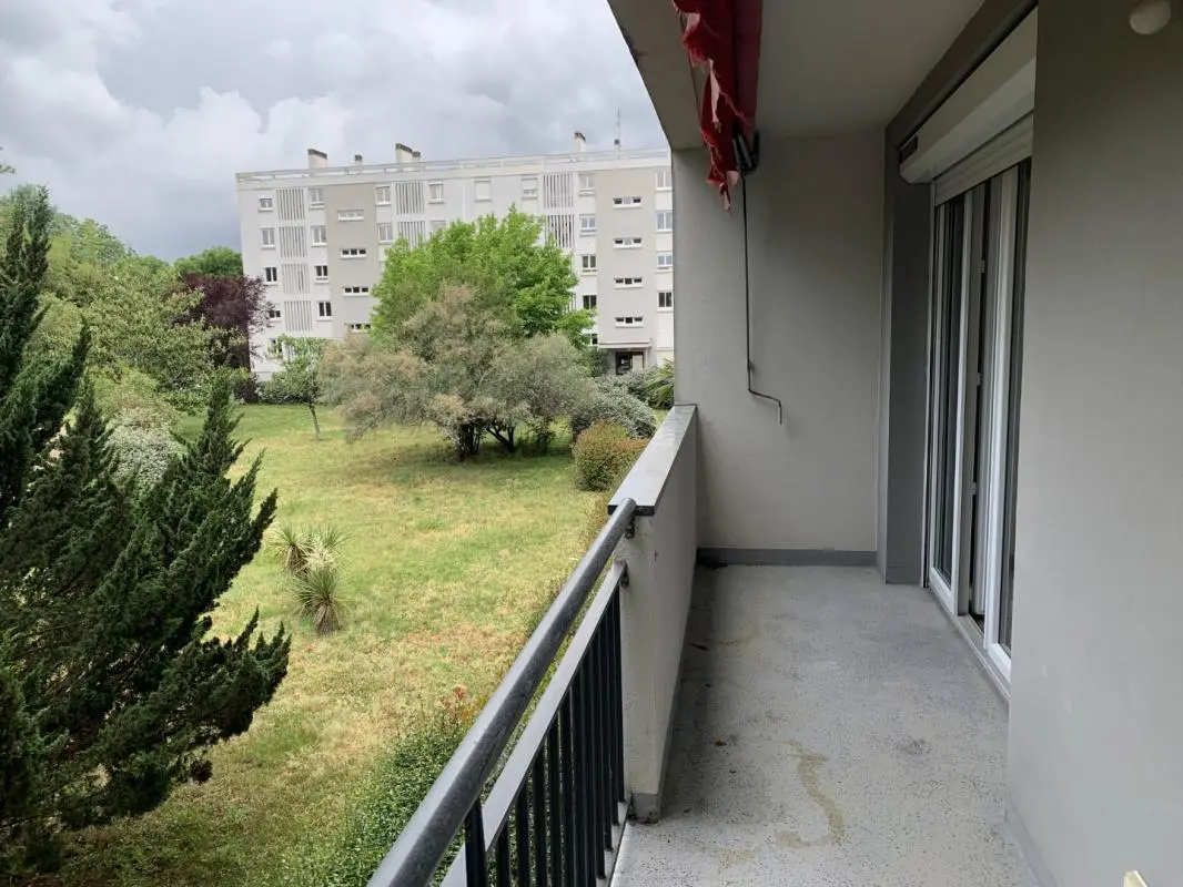 Flat Rue Jean-Jacques Rousseau in Bordeaux
