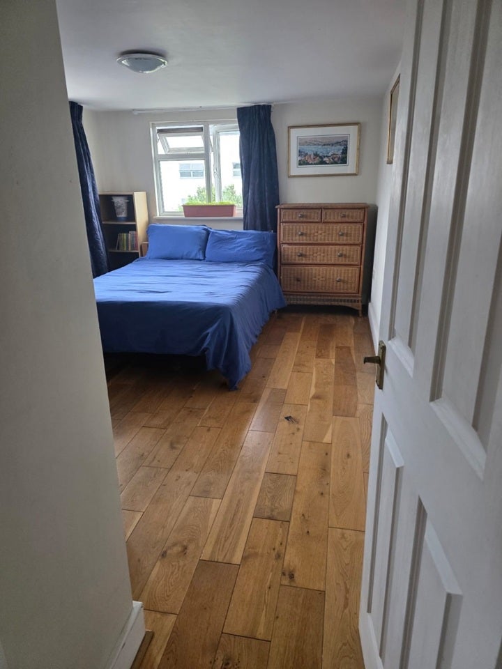 Room Aldbourne Road in Greater London