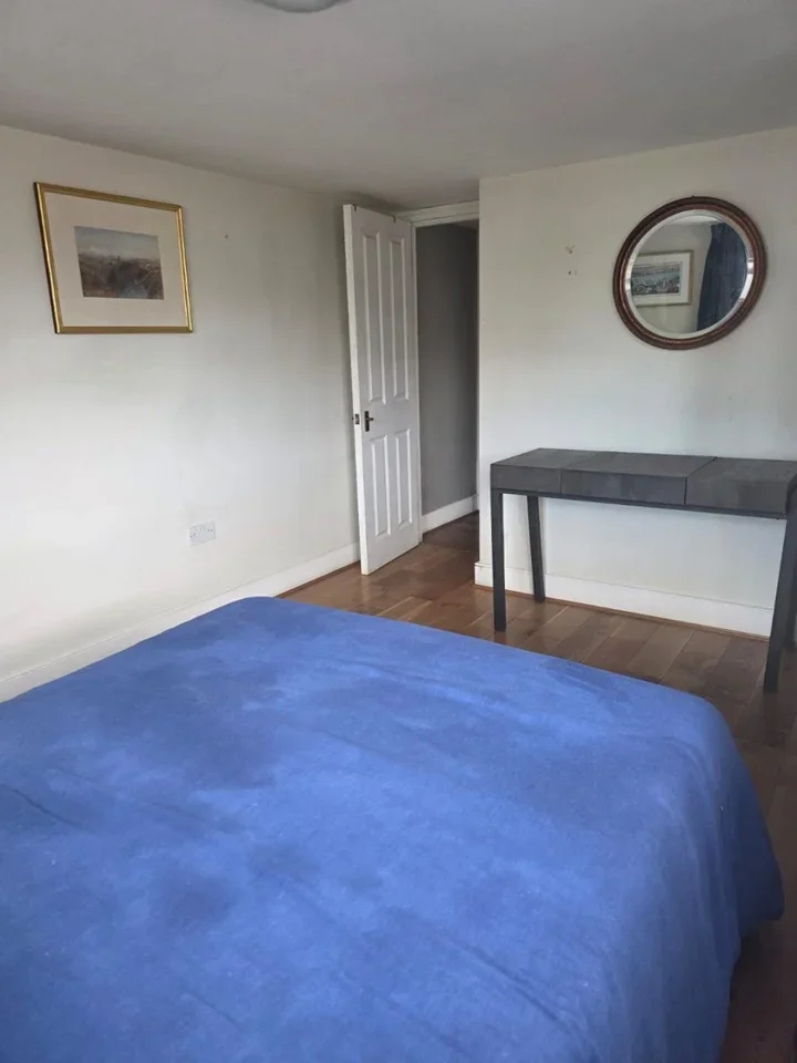 Room Aldbourne Road in Greater London