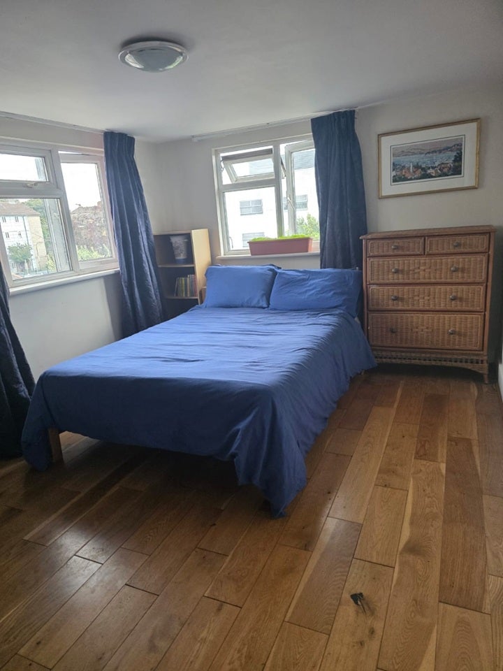 Room Aldbourne Road in Greater London