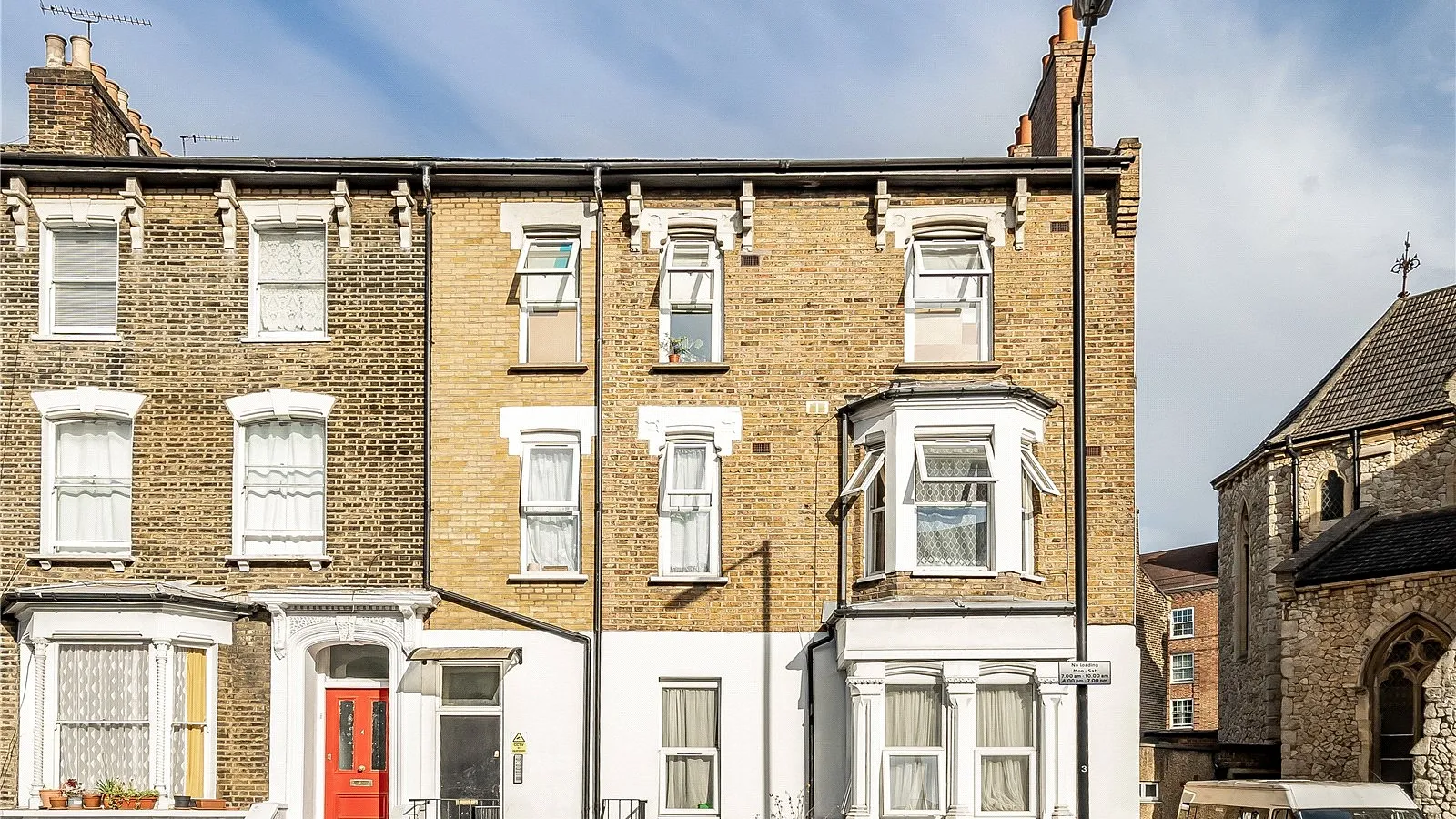 Flat Cricketfield Road in Greater London
