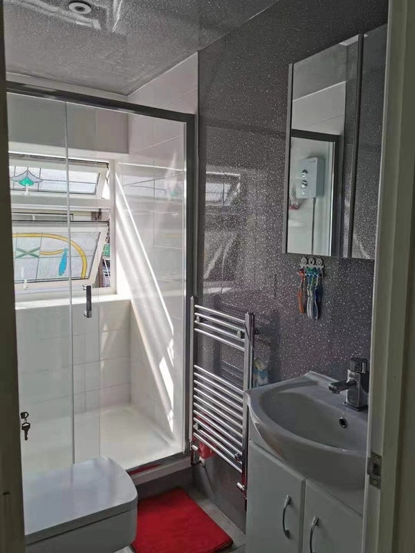 Room Mead Way in Greater London