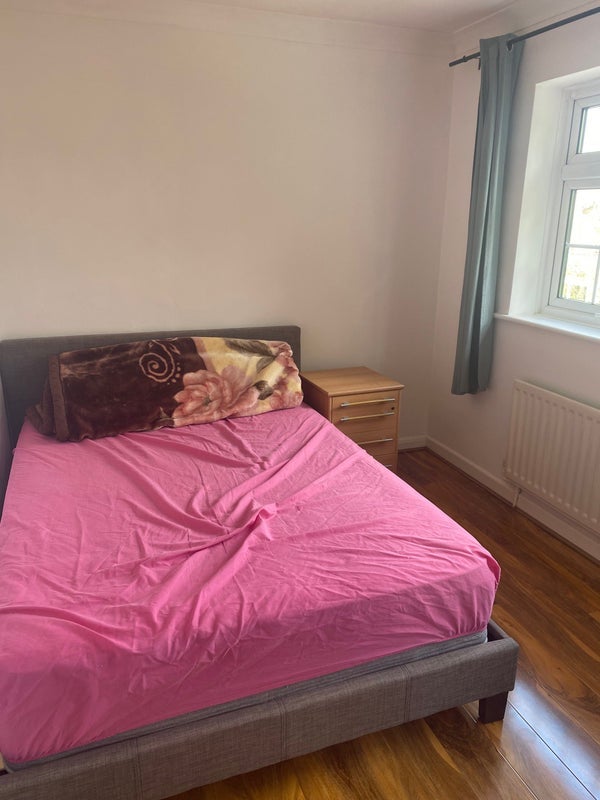 Room Mead Way in Greater London