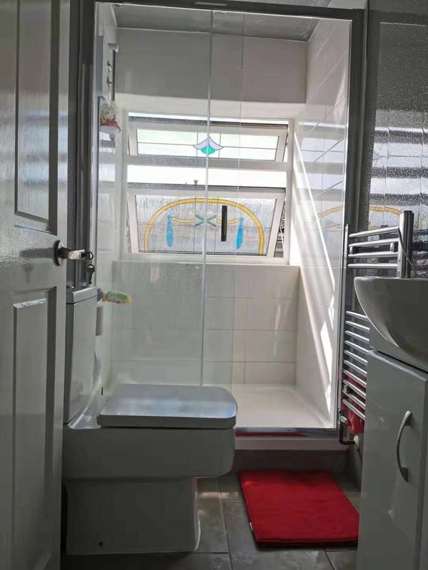 Room Mead Way in Greater London
