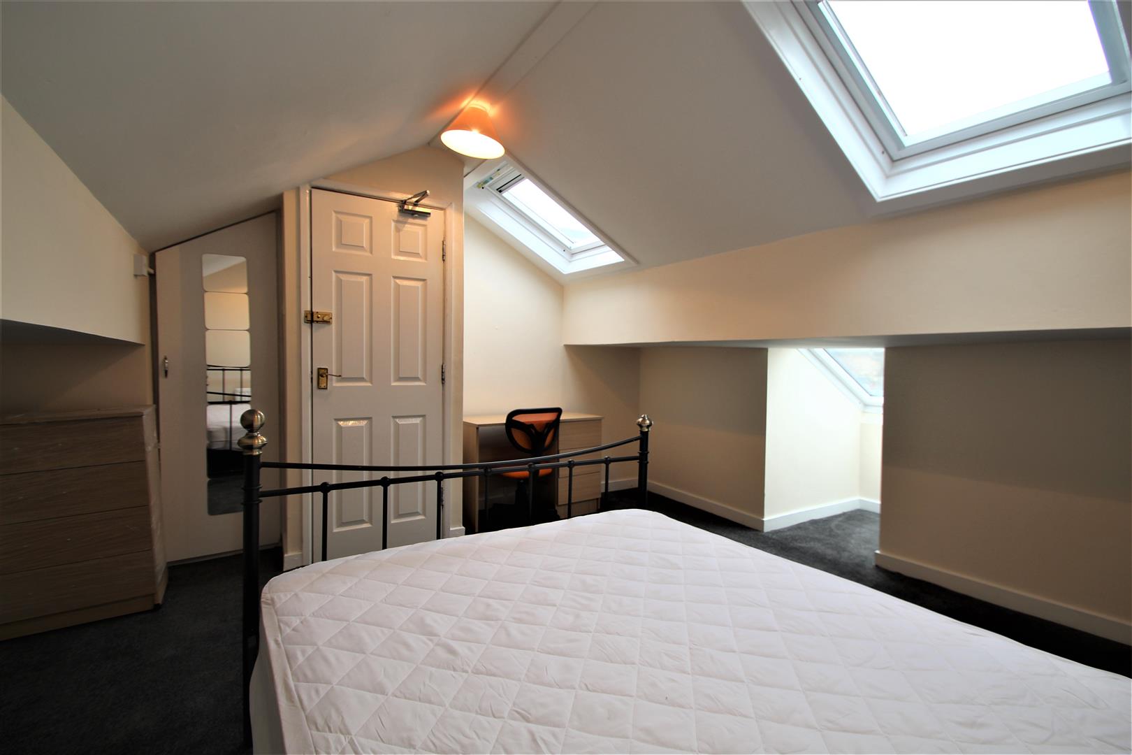 Flat Headingley Avenue in Leeds