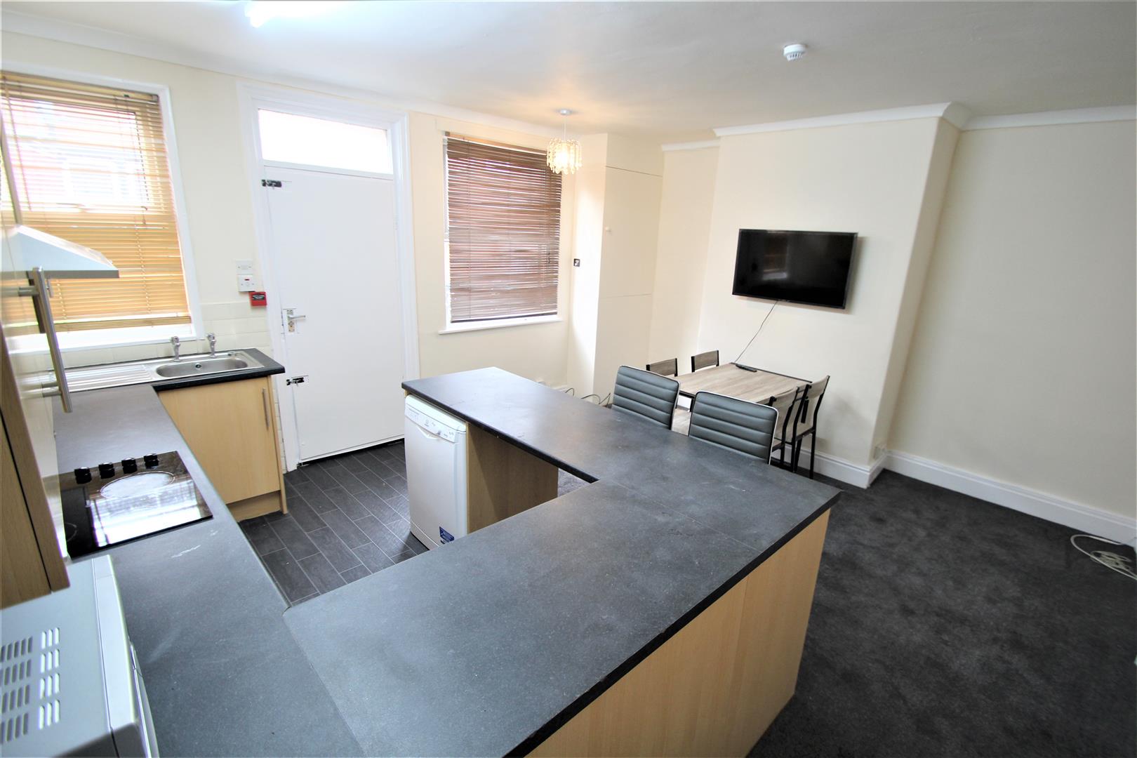 Flat Headingley Avenue in Leeds