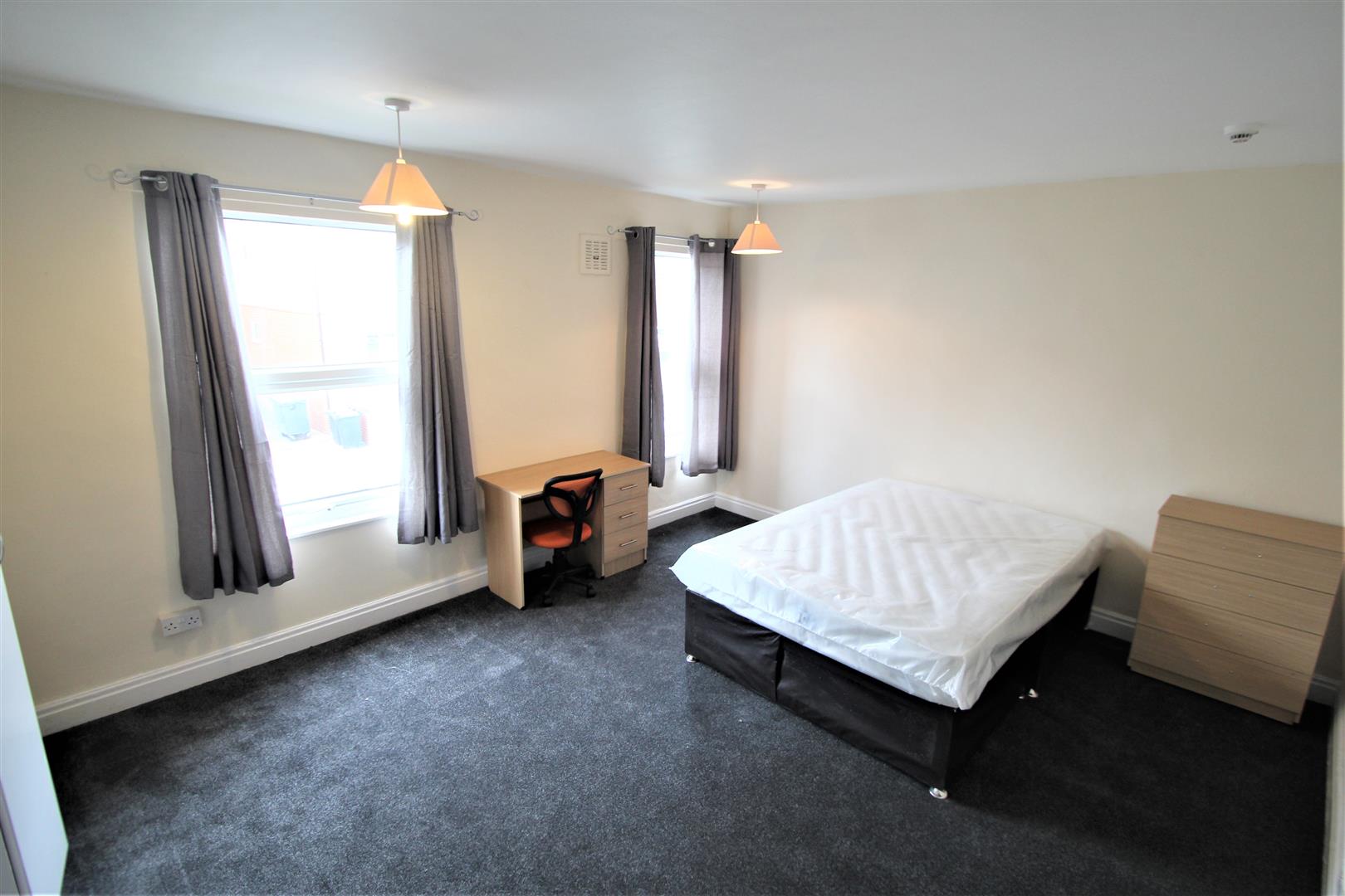 Flat Headingley Avenue in Leeds