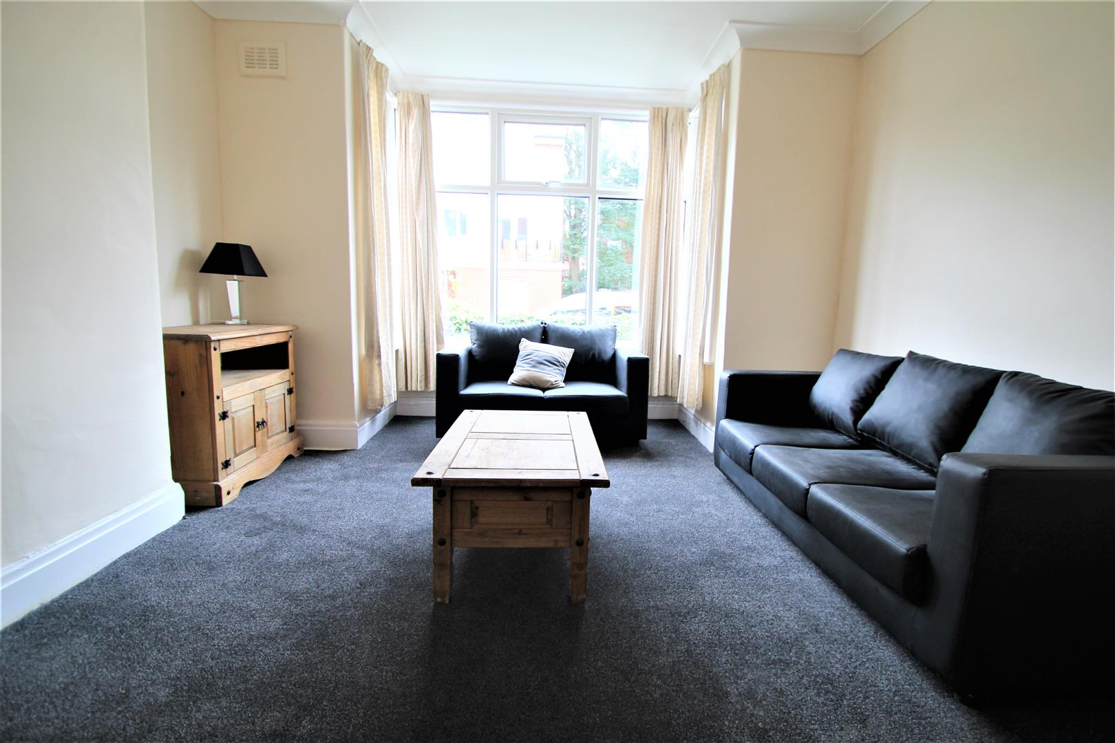 Flat Headingley Avenue in Leeds