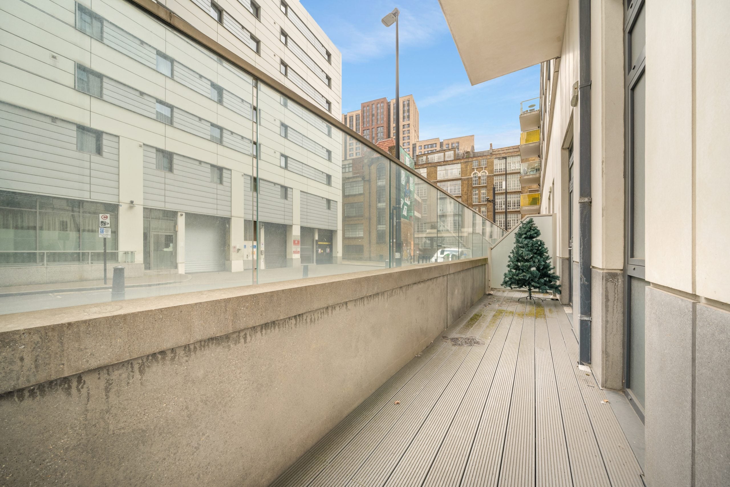 Flat Pomell Way in Greater London