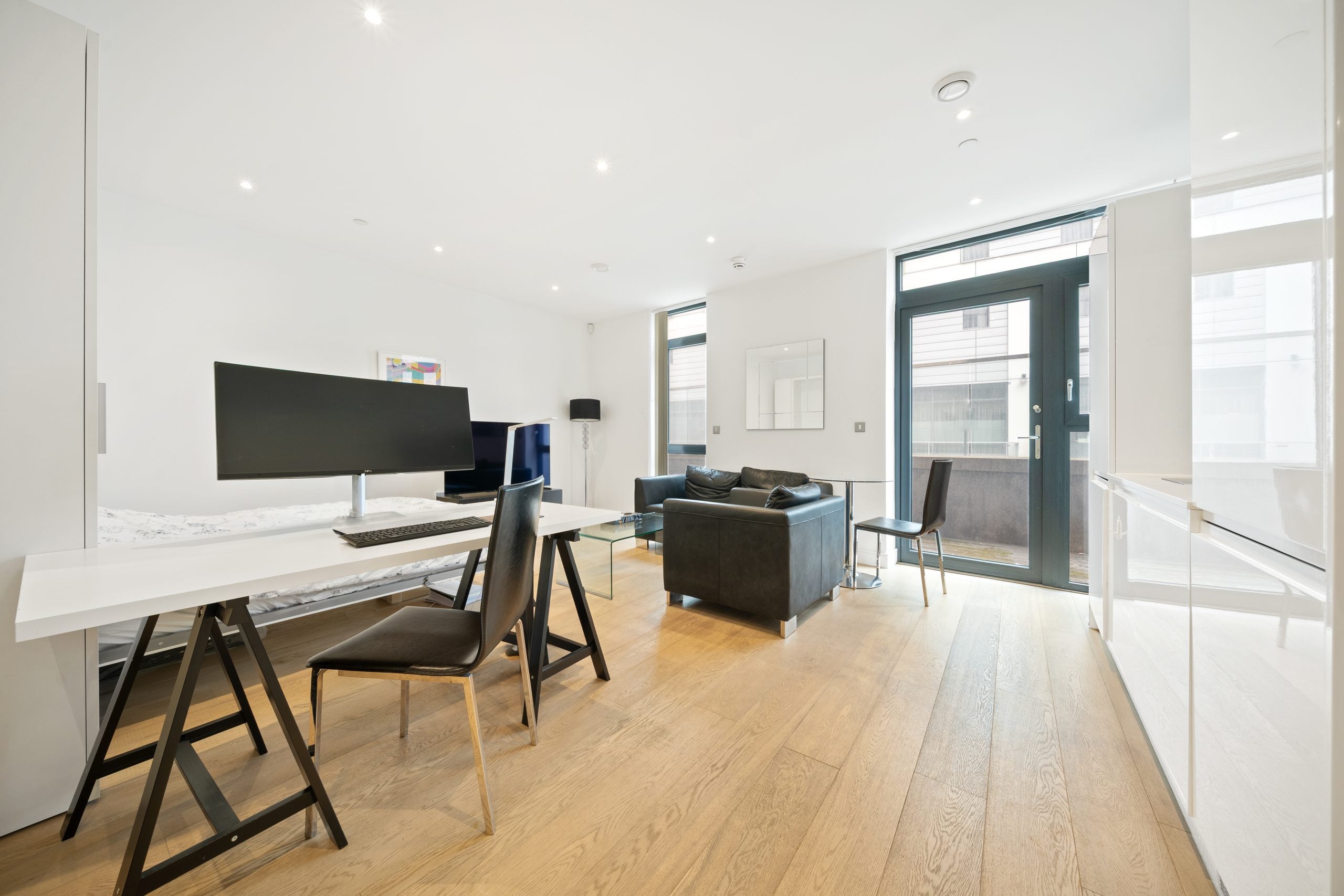 Flat Pomell Way in Greater London