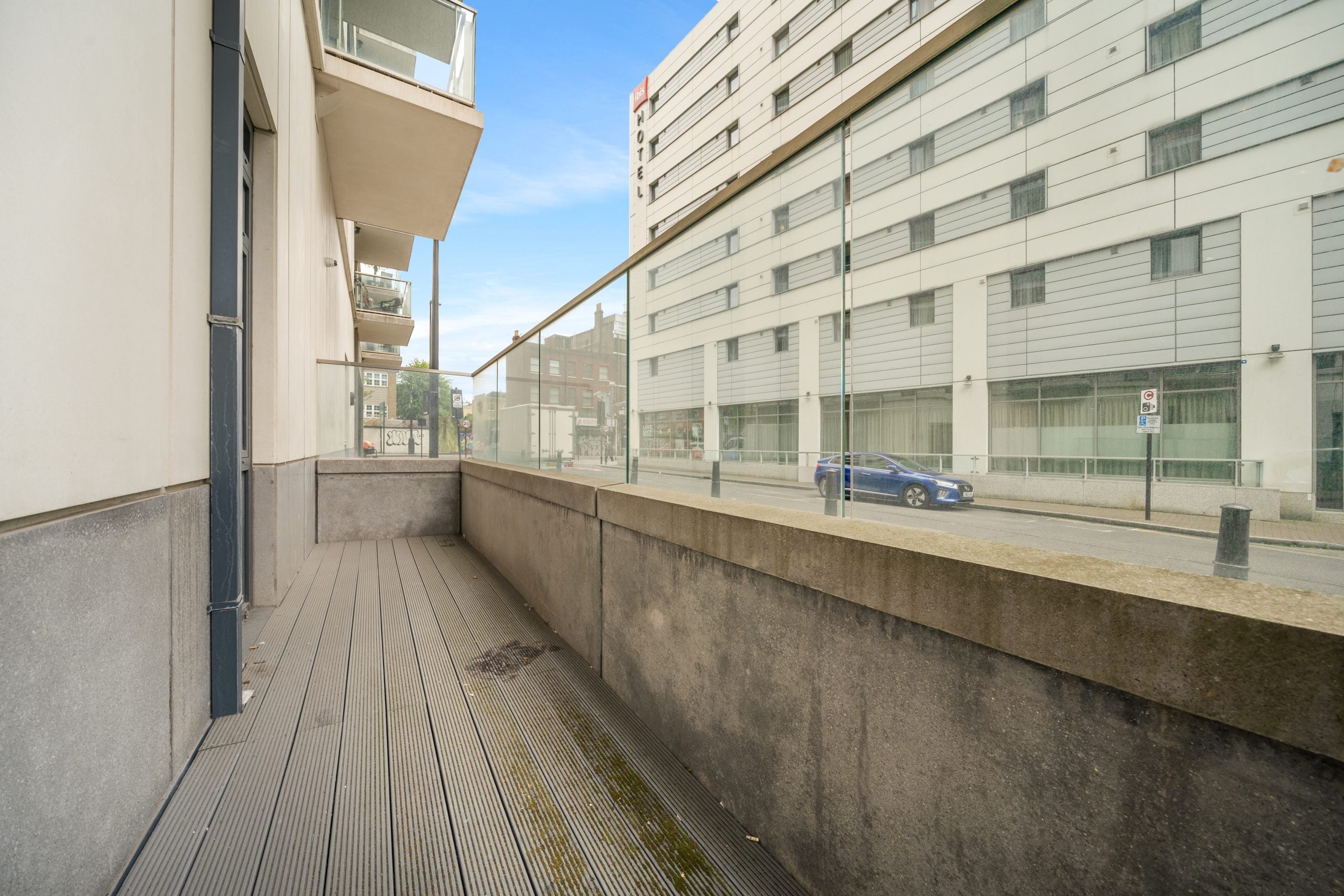 Flat Pomell Way in Greater London