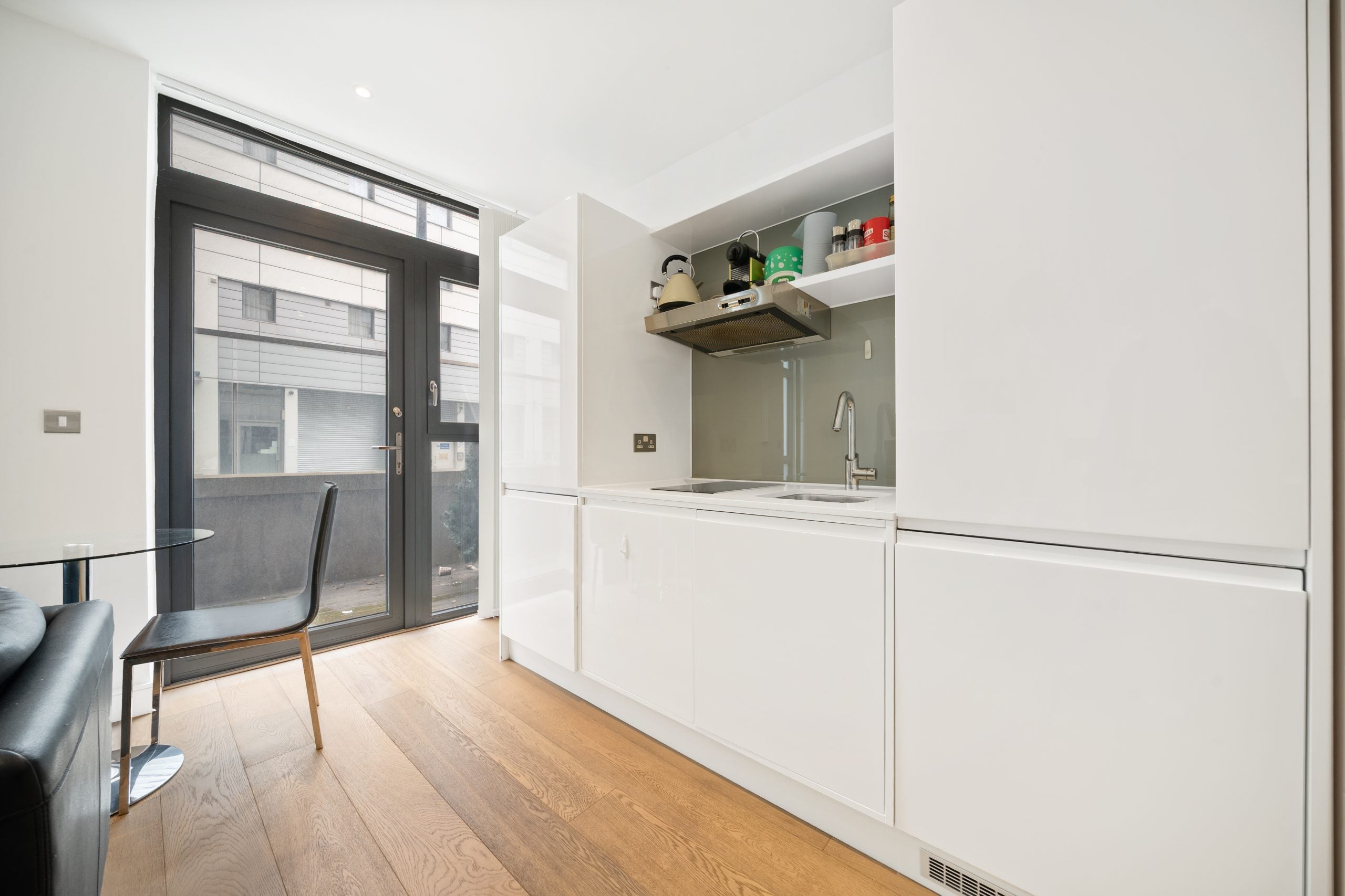 Flat Pomell Way in Greater London