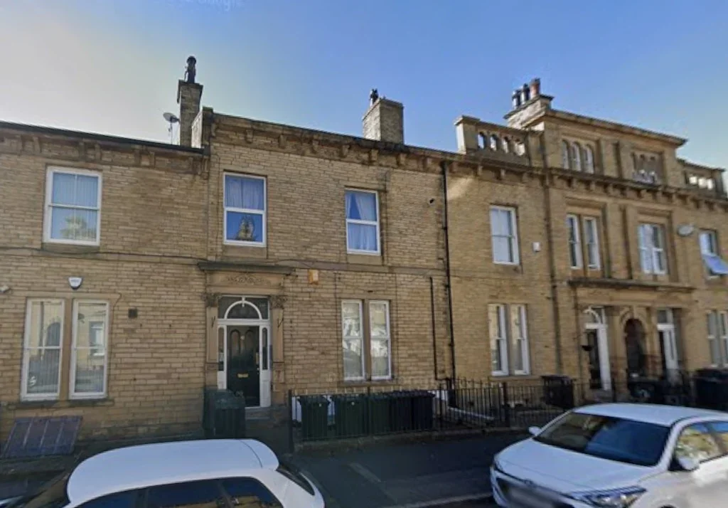 Flat Hallfield Road in Bradford