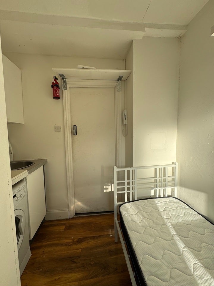 Room North Circular Road in Greater London