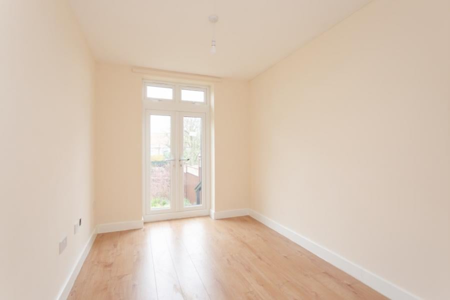 Flat Dale Avenue in Greater London