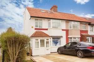 Flat Dale Avenue in Greater London