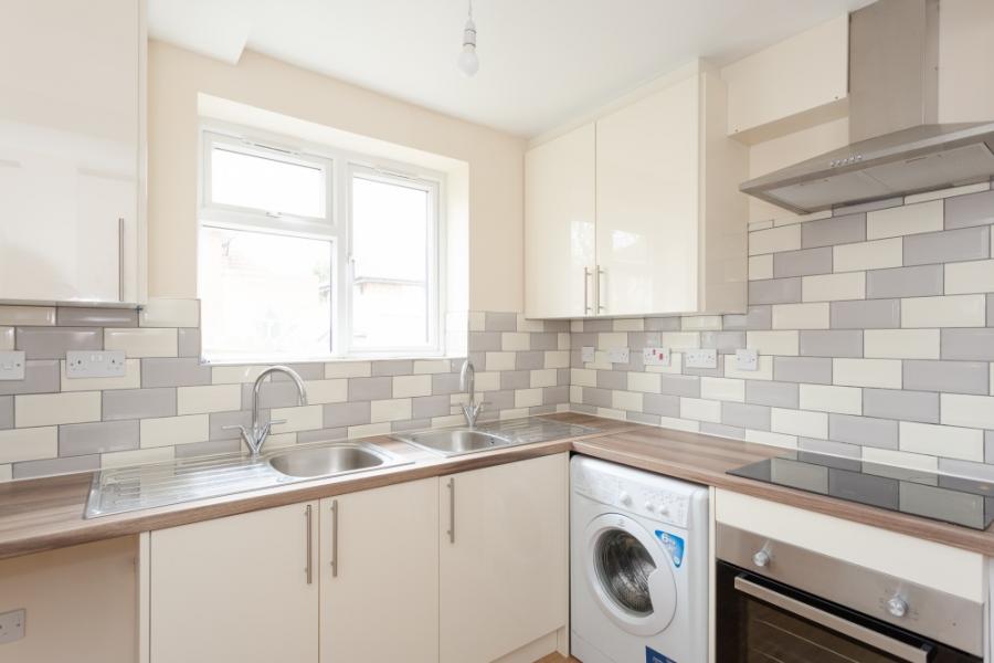 Flat Dale Avenue in Greater London