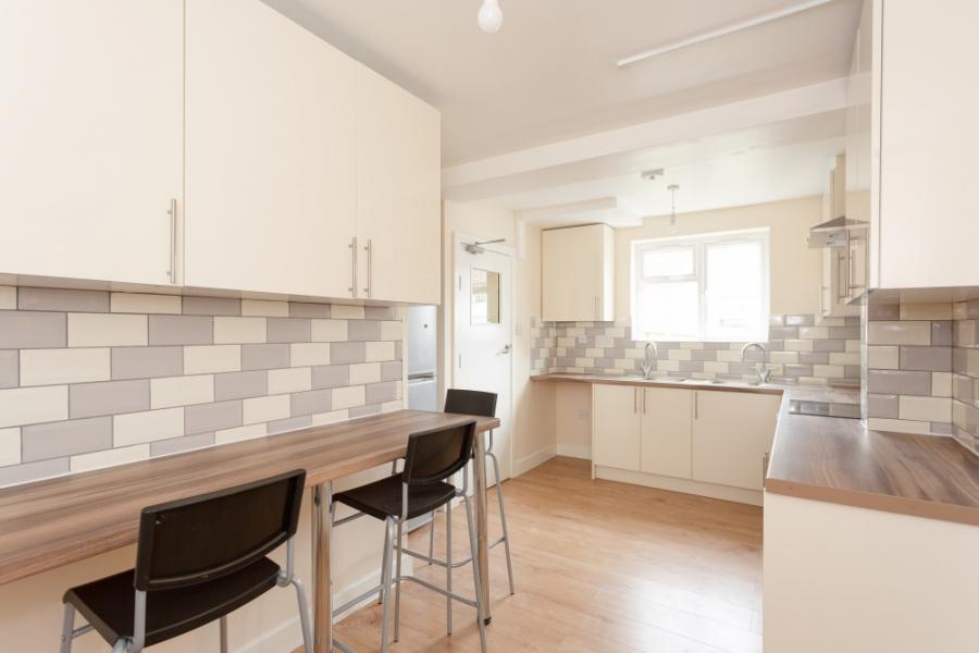 Flat Dale Avenue in Greater London