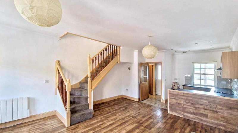 Flat Llanfoist Street in Ton Pentre