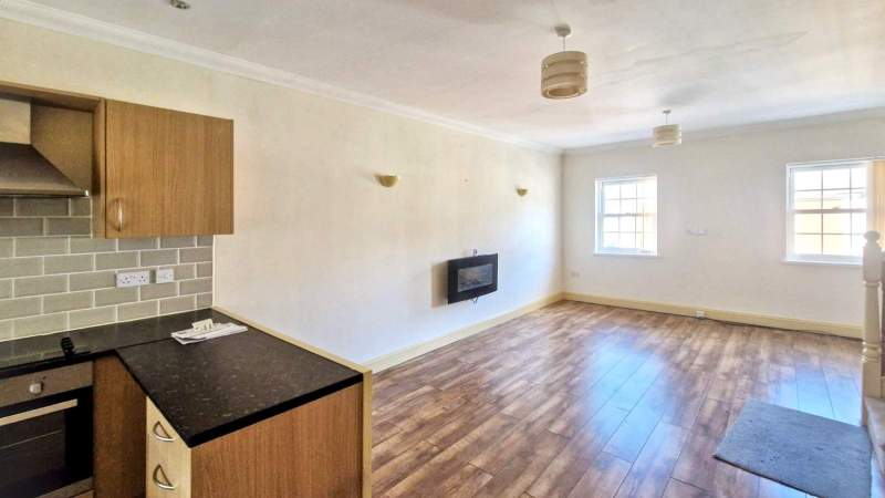 Flat Llanfoist Street in Ton Pentre