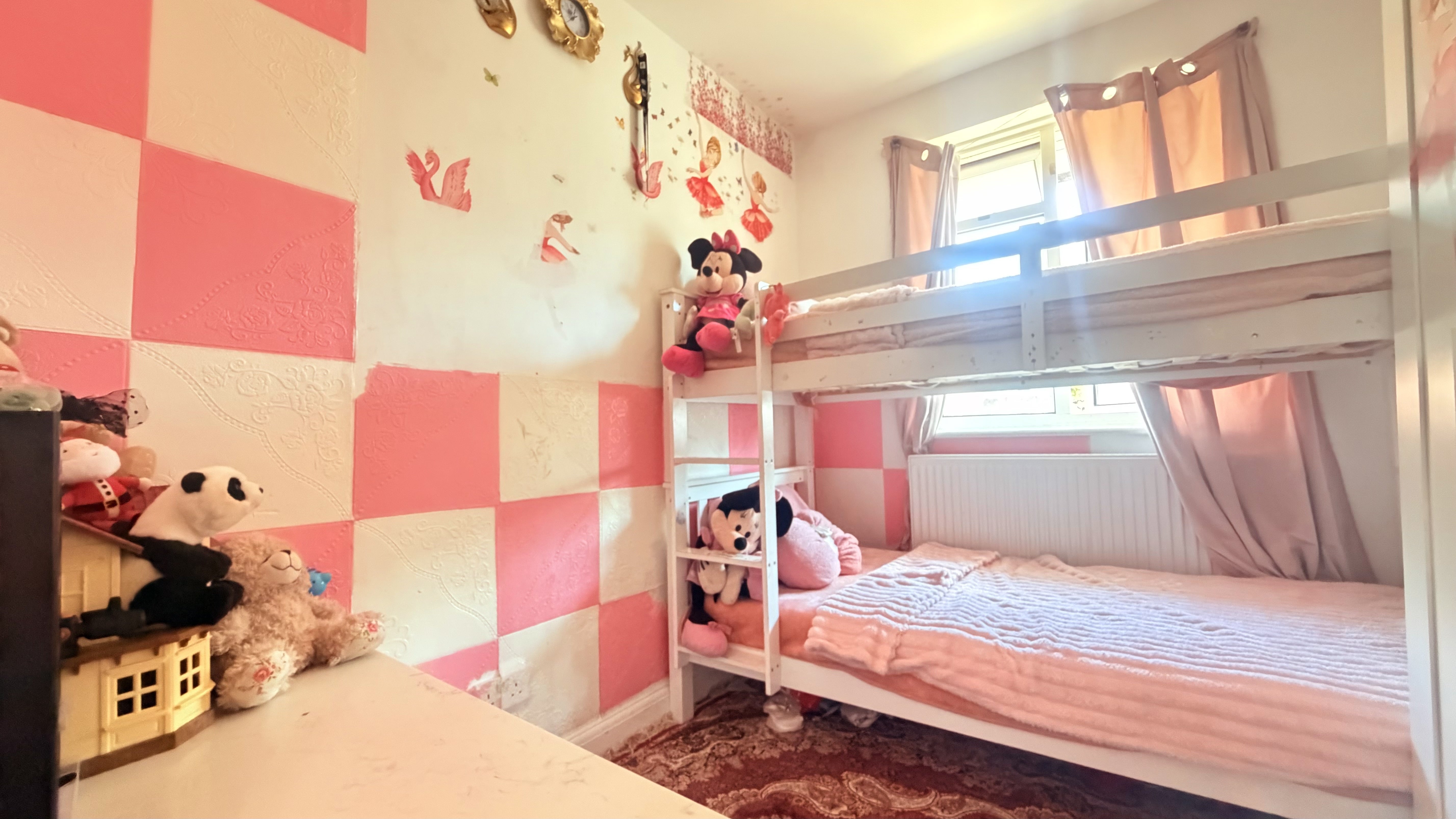 Flat Connell Crescent in Greater London