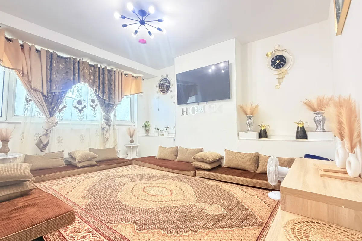 Flat Connell Crescent in Greater London
