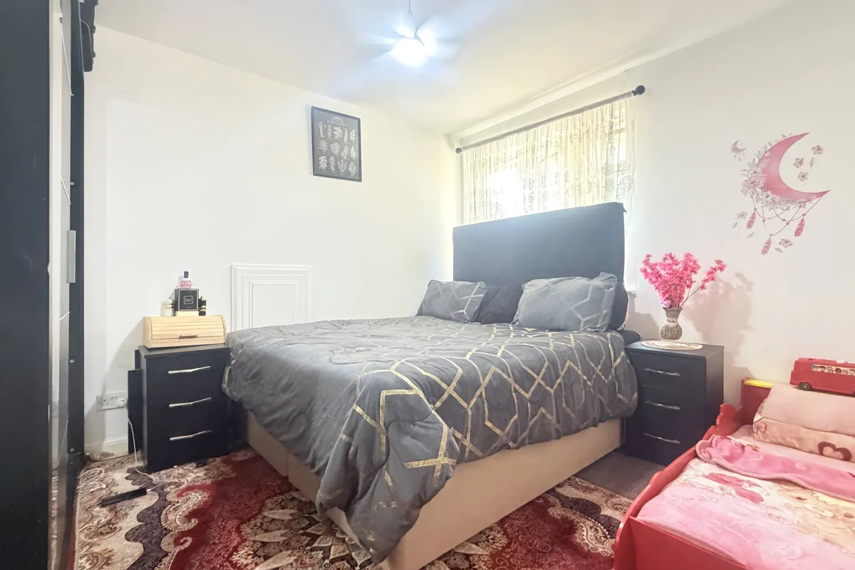 Flat Connell Crescent in Greater London